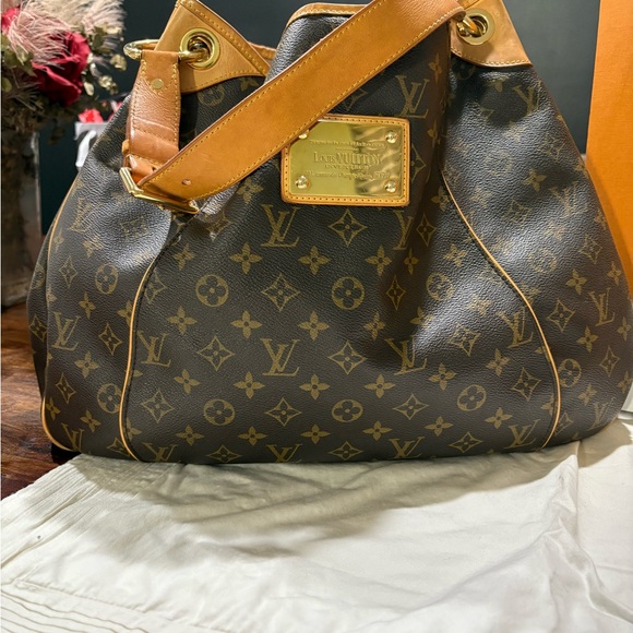 Louis Vuitton Galleria GM - Picture 2 of 11